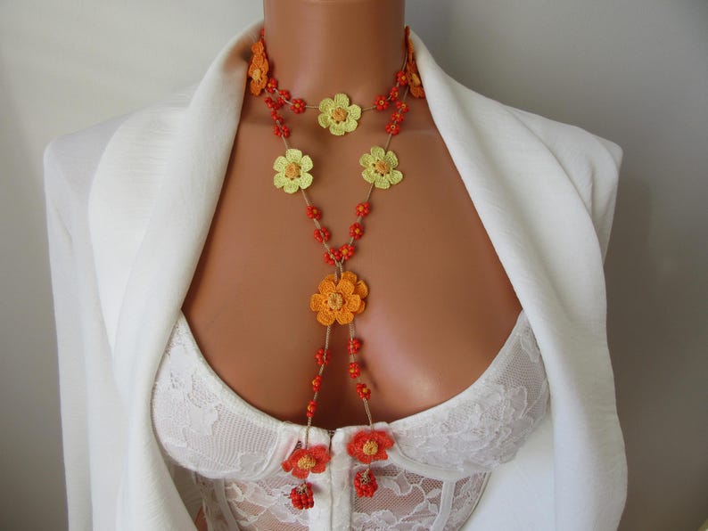 Sonnenuntergang Orange Gänseblümchen Halskette, Floral Boho Sommer Häkelschmuck, Bunte Perlen Lariat Halskette