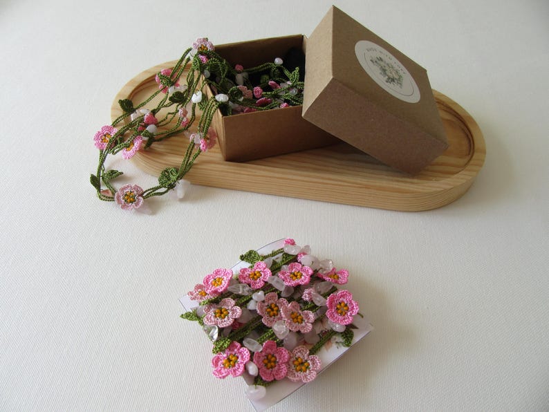 Rosa Mikro Häkelblume Türkisch Oya Halskette: Quarz Perlen Lariat, lange Verpackung Blumen Schmuck