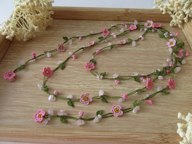 Rosa Mikro Häkelblume Türkisch Oya Halskette: Quarz Perlen Lariat, lange Verpackung Blumen Schmuck