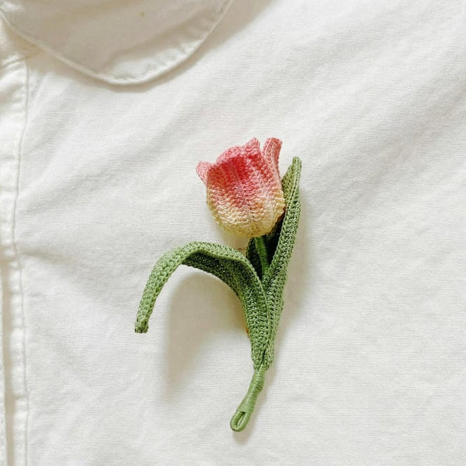 Gehäkelte Tulpenbrosche, Rosa Cremefarbener Spitzenfaden, Art-Deco-Brosche, Häkelblume