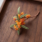 Zierliche gehäkelte Osmanthus Brosche, Micro-Crochet Blumenbrosche, Art-Deco-Blumenaccessoire