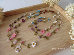 Vergissmeinnicht Micro Häkelschmuck Blume Halskette, Blauquarz Perlen Lariat, Floral lange Wickelkette