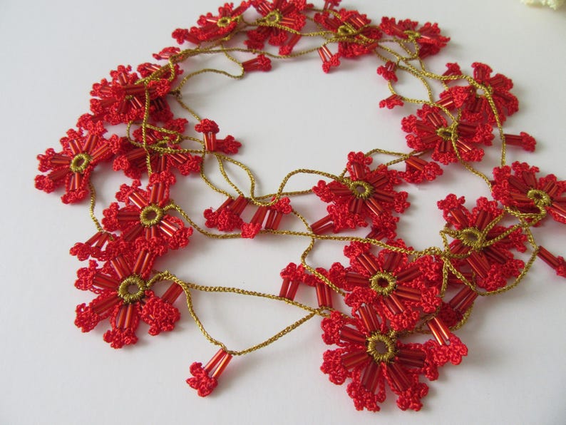 Rote türkische Oya Halskette, Häkelblume Lange Lariat, Floral Perlen Wrap Halskette, Spitze Schmuck