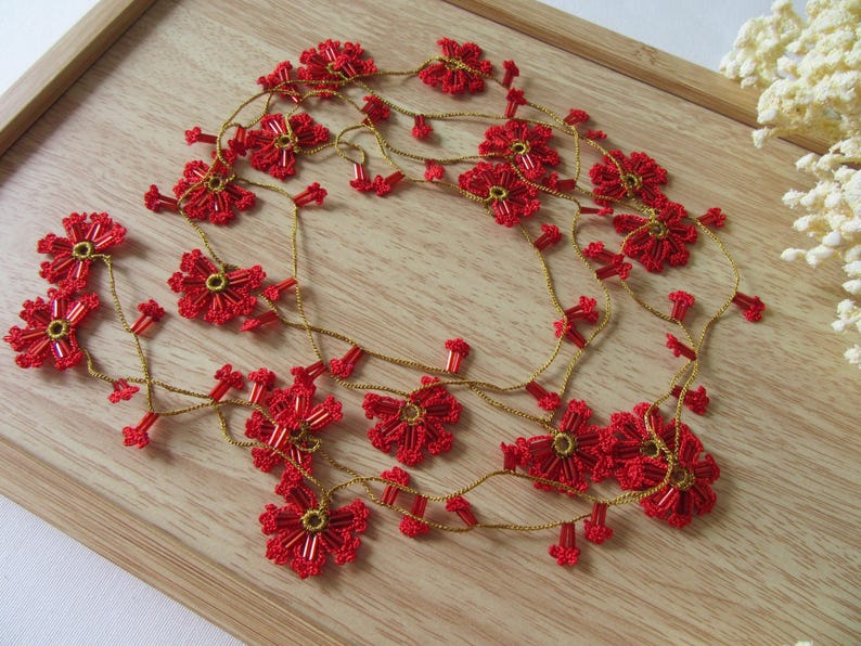 Rote türkische Oya Halskette, Häkelblume Lange Lariat, Floral Perlen Wrap Halskette, Spitze Schmuck