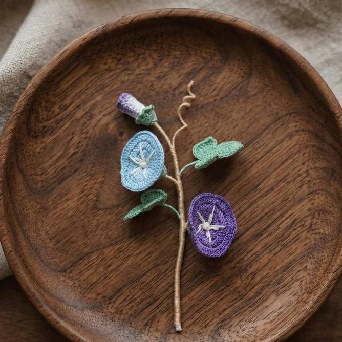 Handgehäkelte Morning Glory Brosche, zarte Spitzenblume, Art-Deco-Blumenbrosche mit Ranken