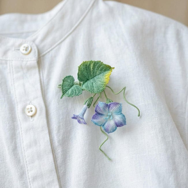 Handgehäkelte Morning Glory Brosche, zarte Spitzenblume, Art-Deco-Blumenbrosche mit Ranken