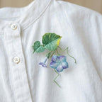 Handgehäkelte Morning Glory Brosche, zarte Spitzenblume, Art-Deco-Blumenbrosche mit Ranken