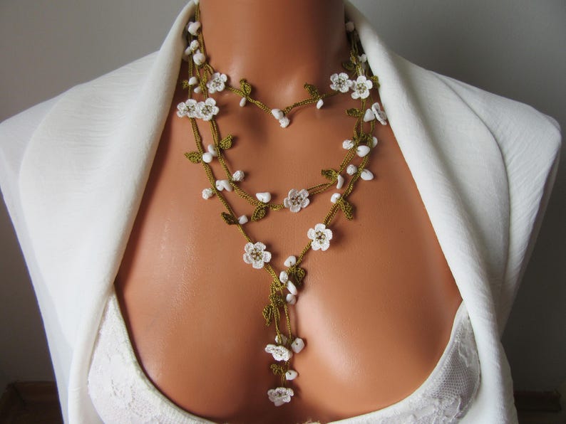 Weiße Micro Blume Cochet Halskette, Howlite Perlen Lange Wrap Lariat, Häkelschmuck