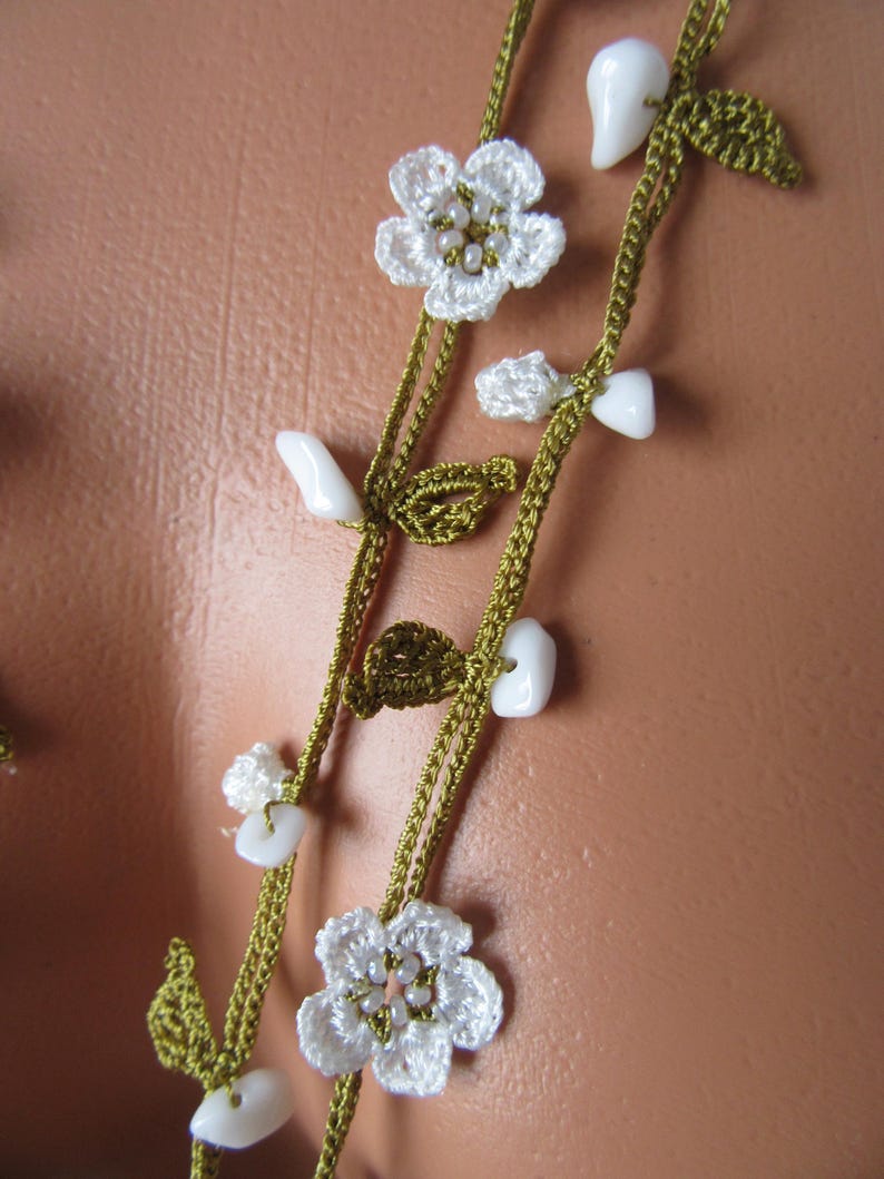 Weiße Micro Blume Cochet Halskette, Howlite Perlen Lange Wrap Lariat, Häkelschmuck