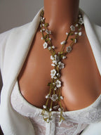 Weiße Micro Blume Cochet Halskette, Howlite Perlen Lange Wrap Lariat, Häkelschmuck