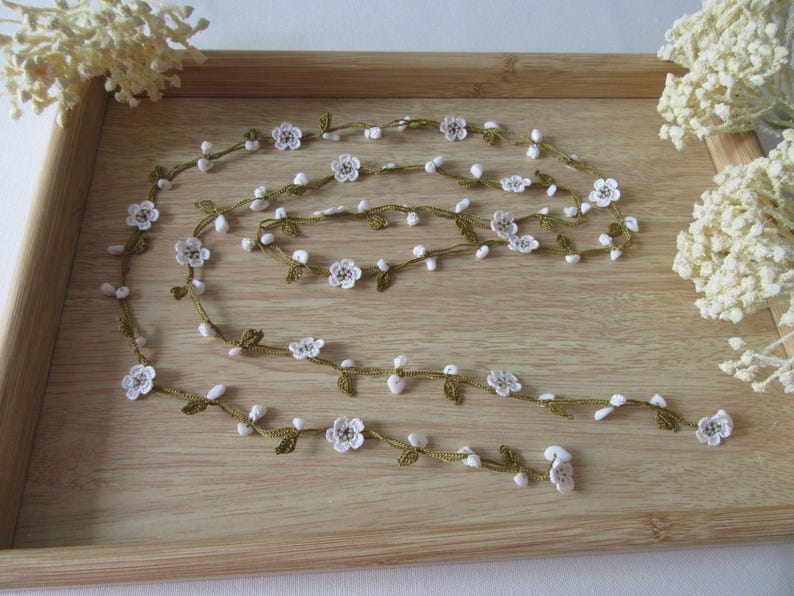 Weiße Micro Blume Cochet Halskette, Howlite Perlen Lange Wrap Lariat, Häkelschmuck