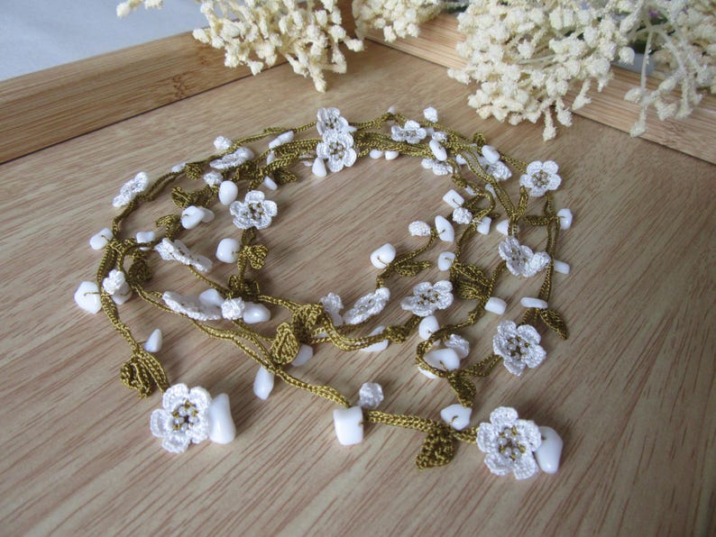 Weiße Micro Blume Cochet Halskette, Howlite Perlen Lange Wrap Lariat, Häkelschmuck