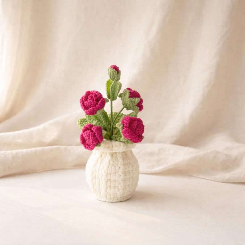 Handgemachte gehäkelte Rose Topfpflanze, rote künstliche Blume, Blumentopfdekor, ungefähre Höhe 22 cm