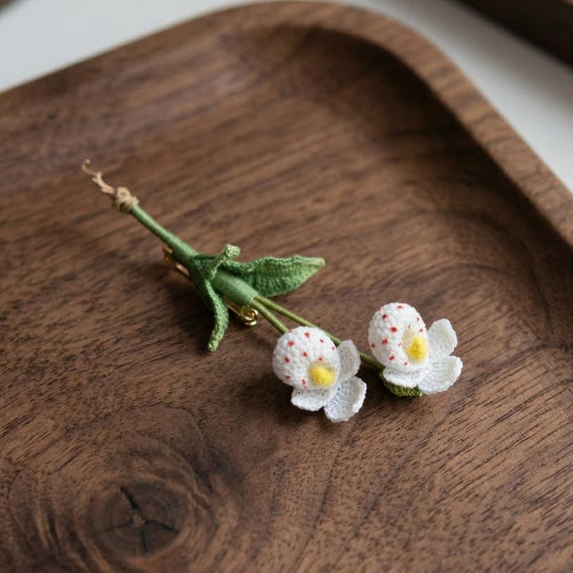 Gehäkelte Frauenschuh Orchidee Brosche, Weiß Grün, Blumenschmuck Pin