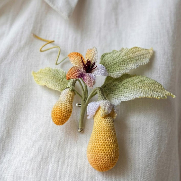 Mikro Gehäkelte Aubergine Brosche Handgefärbter Spitzenfaden Botanischer Pin