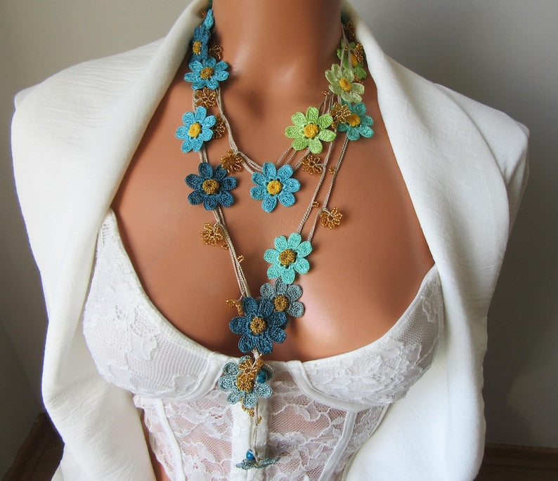 Blaue Gänseblümchen Lange Halskette, Türkis Häkelblume Lariat, Boho Wrap Sommer Statement Kette