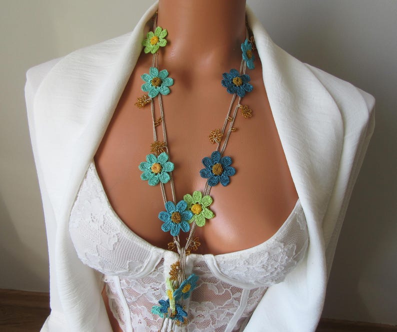 Blaue Gänseblümchen Lange Halskette, Türkis Häkelblume Lariat, Boho Wrap Sommer Statement Kette