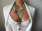 Blaue Gänseblümchen Lange Halskette, Türkis Häkelblume Lariat, Boho Wrap Sommer Statement Kette