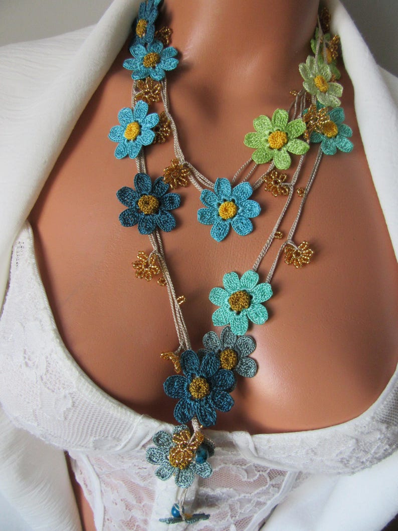 Blaue Gänseblümchen Lange Halskette, Türkis Häkelblume Lariat, Boho Wrap Sommer Statement Kette