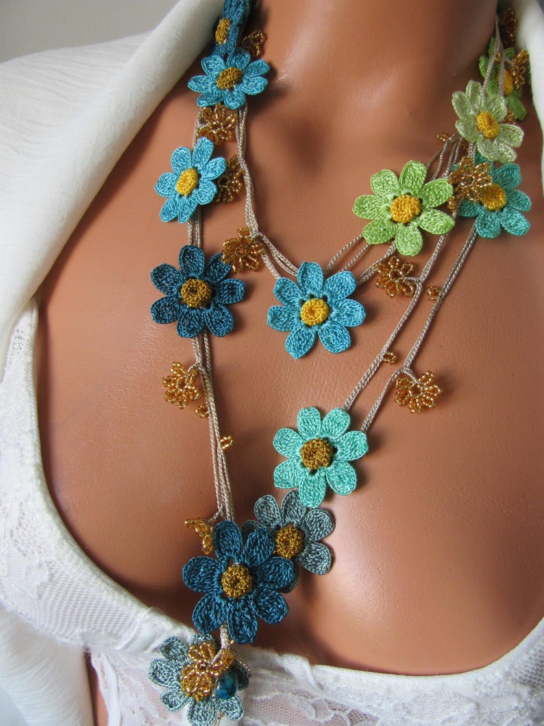 Blaue Gänseblümchen Lange Halskette, Türkis Häkelblume Lariat, Boho Wrap Sommer Statement Kette