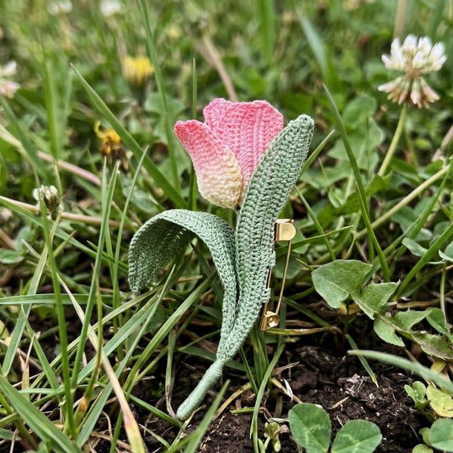 Gehäkelte Tulpenbrosche, Rosa Cremefarbener Spitzenfaden, Art-Deco-Brosche, Häkelblume