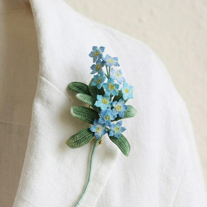 Mikro Häkeln Vergissmeinnicht Blumen Brosche, Teeny kleine blaue Blumen Accessoire, häkeln Blumenbrosche, Art-Deco-Blumenbrosche