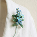 Mikro Häkeln Vergissmeinnicht Blumen Brosche, Teeny kleine blaue Blumen Accessoire, häkeln Blumenbrosche, Art-Deco-Blumenbrosche
