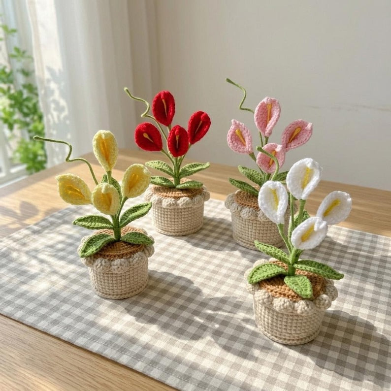 Gehäkelte Calla-Lilienblume im Topf, handgefertigt, Schreibtischdeko, 14 cm, Geburtstagsgeschenk