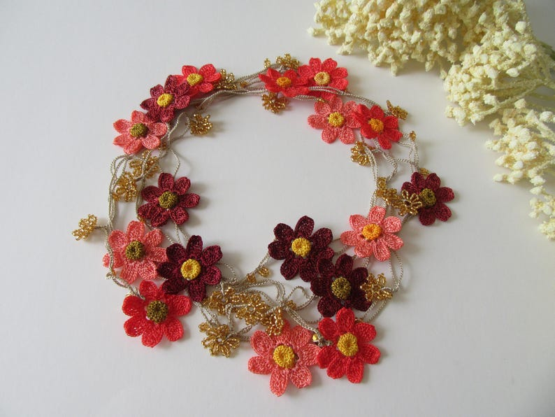 Coral Daisy Lange Häkelkette, Floral Wrap Lariat, Boho Sommer Statement Halskette