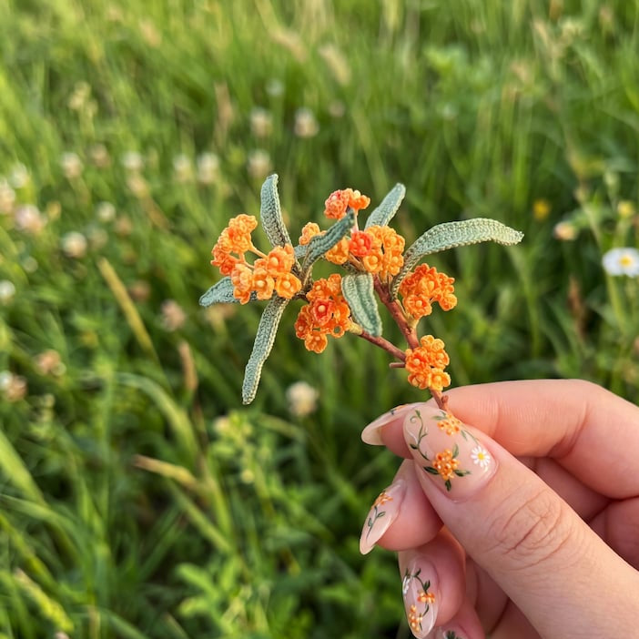 Zierliche gehäkelte Osmanthus Brosche, Micro-Crochet Blumenbrosche, Art-Deco-Blumenaccessoire