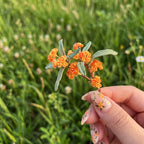 Zierliche gehäkelte Osmanthus Brosche, Micro-Crochet Blumenbrosche, Art-Deco-Blumenaccessoire