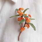 Zierliche gehäkelte Osmanthus Brosche, Micro-Crochet Blumenbrosche, Art-Deco-Blumenaccessoire