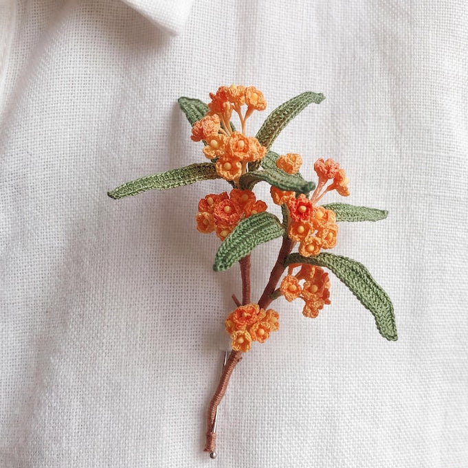 Zierliche gehäkelte Osmanthus Brosche, Micro-Crochet Blumenbrosche, Art-Deco-Blumenaccessoire
