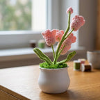 Gehäkelte Blumen im Topf, Rosa Häkelblumen mit grünem Stiel, Handgemachte Blumendeko im weißen Topf