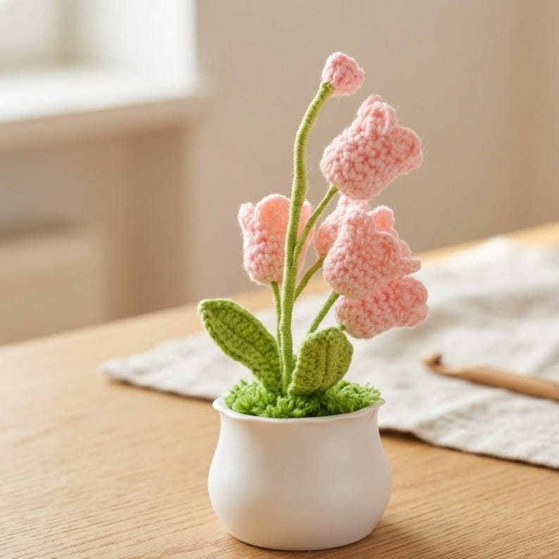 Gehäkelte Blumen im Topf, Rosa Häkelblumen mit grünem Stiel, Handgemachte Blumendeko im weißen Topf