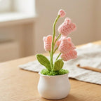 Gehäkelte Blumen im Topf, Rosa Häkelblumen mit grünem Stiel, Handgemachte Blumendeko im weißen Topf