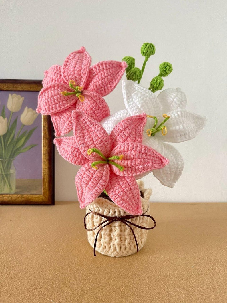 Gehäkelter Blumenstrauß im Topf – Handgefertigte Dauerblumen – Schreibtischdekoration, 24-32 cm