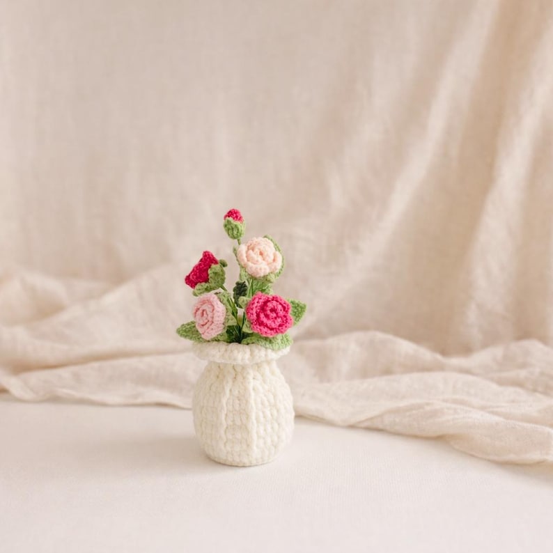 Handgemachte gehäkelte Rose Topfpflanze, rote künstliche Blume, Blumentopfdekor, ungefähre Höhe 22 cm