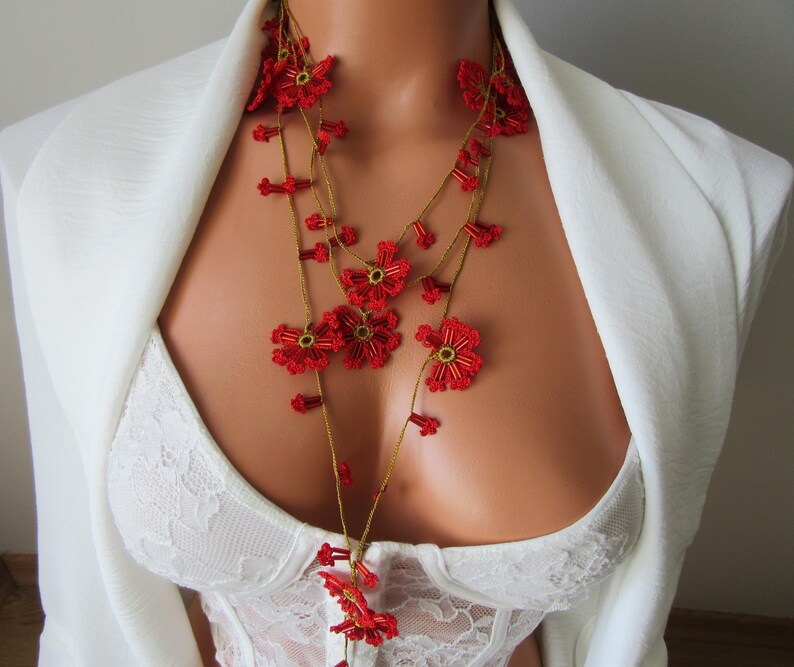 Rote türkische Oya Halskette, Häkelblume Lange Lariat, Floral Perlen Wrap Halskette, Spitze Schmuck