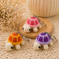 Amigurumi Schildkröte Schlüsselanhänger, gehäkelter Mini Tieranhänger, kawaii Taschenanhänger, Garn und Metallspange