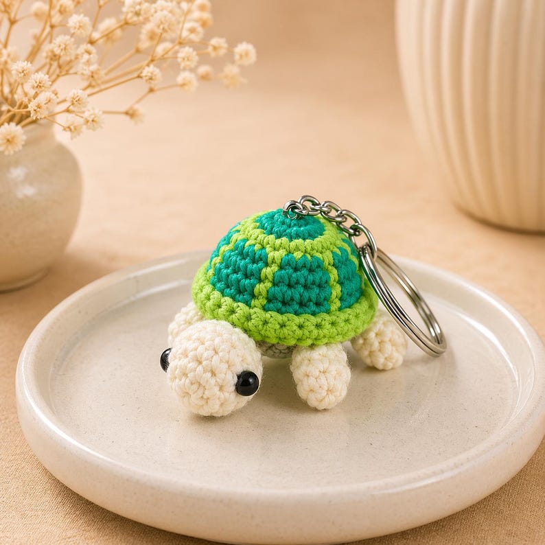 Amigurumi Schildkröte Schlüsselanhänger, gehäkelter Mini Tieranhänger, kawaii Taschenanhänger, Garn und Metallspange