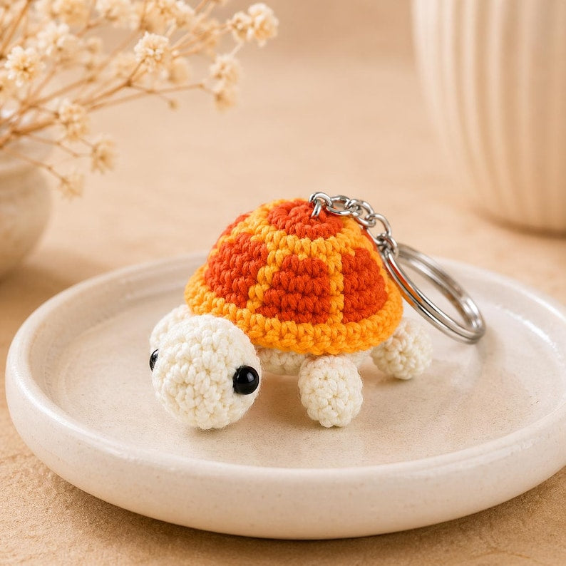 Amigurumi Schildkröte Schlüsselanhänger, gehäkelter Mini Tieranhänger, kawaii Taschenanhänger, Garn und Metallspange