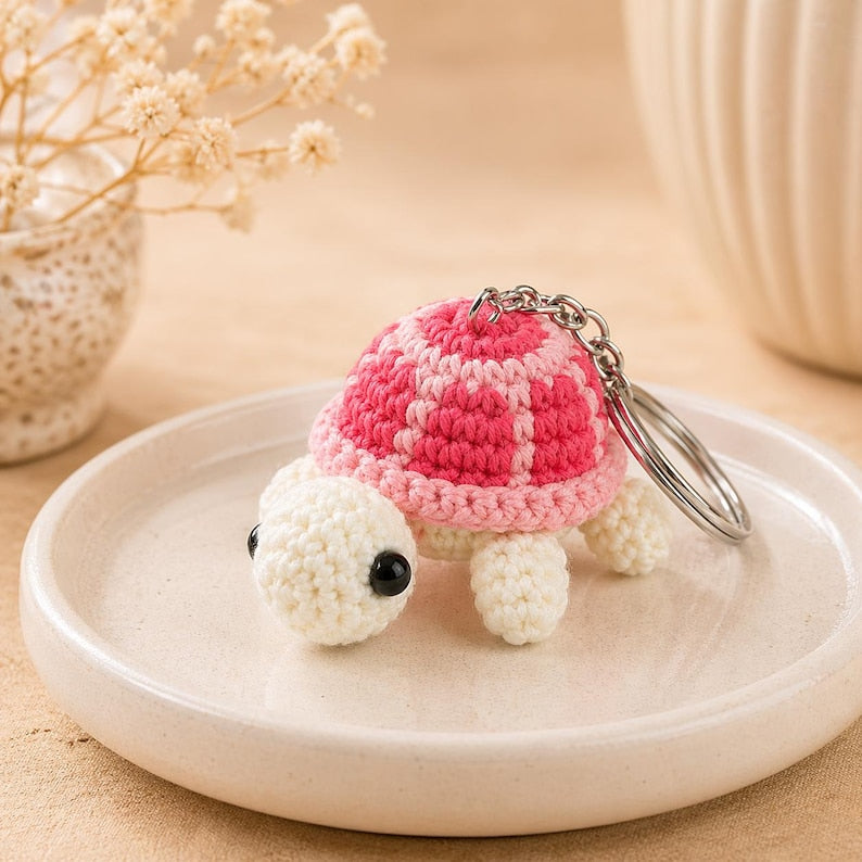 Amigurumi Schildkröte Schlüsselanhänger, gehäkelter Mini Tieranhänger, kawaii Taschenanhänger, Garn und Metallspange