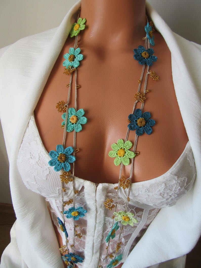 Blaue Gänseblümchen Lange Halskette, Türkis Häkelblume Lariat, Boho Wrap Sommer Statement Kette