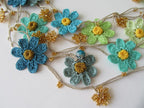 Blaue Gänseblümchen Lange Halskette, Türkis Häkelblume Lariat, Boho Wrap Sommer Statement Kette