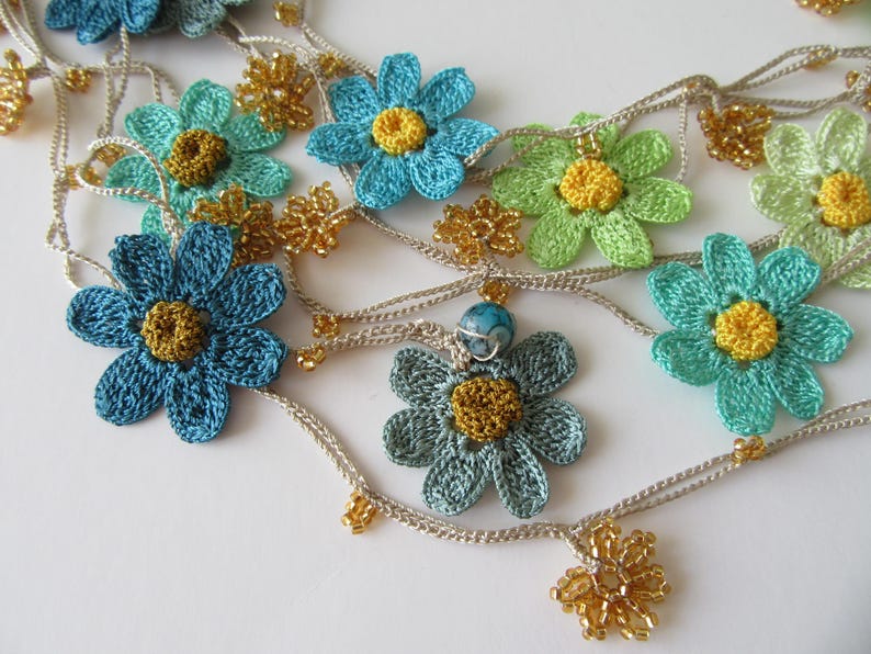 Blaue Gänseblümchen Lange Halskette, Türkis Häkelblume Lariat, Boho Wrap Sommer Statement Kette