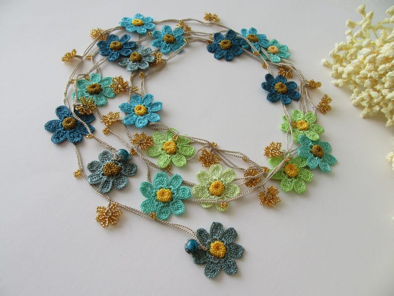 Blaue Gänseblümchen Lange Halskette, Türkis Häkelblume Lariat, Boho Wrap Sommer Statement Kette