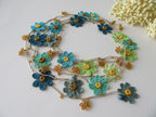 Blaue Gänseblümchen Lange Halskette, Türkis Häkelblume Lariat, Boho Wrap Sommer Statement Kette