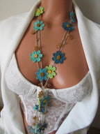 Blaue Gänseblümchen Lange Halskette, Türkis Häkelblume Lariat, Boho Wrap Sommer Statement Kette