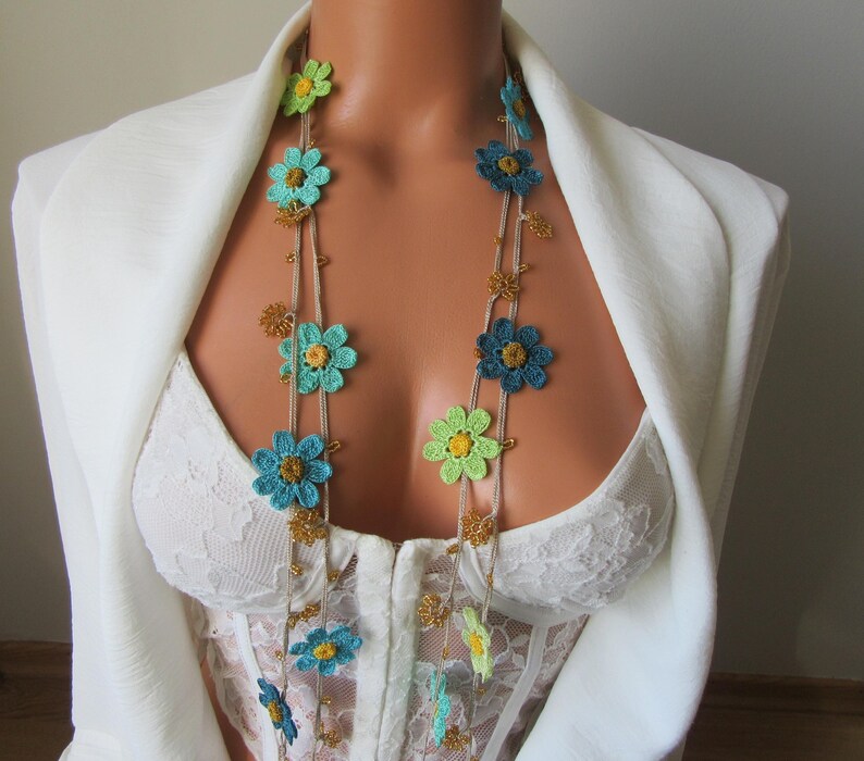 Blaue Gänseblümchen Lange Halskette, Türkis Häkelblume Lariat, Boho Wrap Sommer Statement Kette